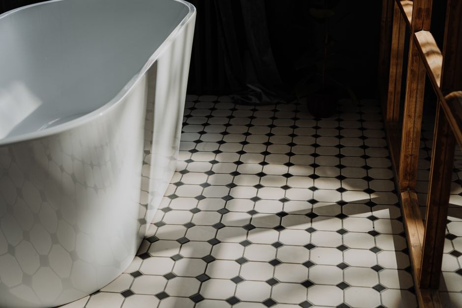 Moderne badkamer met naadloze gietvloer, ideaal voor natte ruimtes.